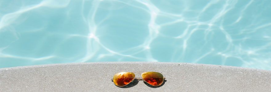 lunettes de soleil bord de piscine